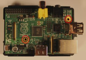 Abbildung 1: Neuere Raspberry Pis (Rev.2) weisen zwei große Bohrungen auf (hier ODrot markiert).