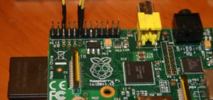 Abbildung 4: Die GPIO-Gruppe P1 umfasst zwei Reihen mit je 13 Stiften, wobei die Pins mit geradzahligen Nummern oben liegen, die mit ungeradzahligen unten. Die Nummerierung beginnt linkerhand, die Pins 2 und 1 liegen also ganz links, 26 und 13 ganz rechts.