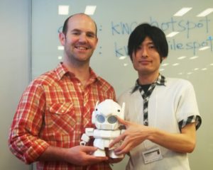 Abbildung 5: Shota Ishiwatari demonstriert Eben Upton den Rapiro.