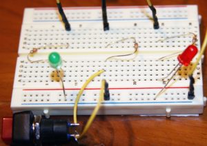 Abbildung 8: Das Breadboard mit dem zusätzlichen Taster auf Reihe&nbsp;15. Die Verbindung in der untersten Reihe führt über Pin&nbsp;6 gegen Erde.