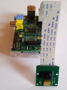 Abbildung 1: Das Kamera-Modul findet via Flachbandkabel Anschluss an den RasPi.