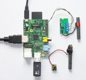 Abbildung 2: Der RasPi mit dem Conrad-Modul, zum Vergleich das Pollin-Modul ohne Beschaltung.