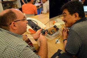 Abbildung 2: Auf den Jams in Singapur diskutieren die Teilnehmer neue RasPi-Projekte.