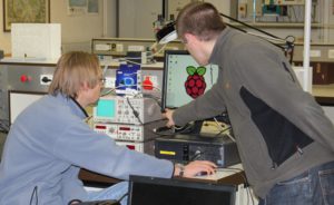 Abbildung 3: Konzentriertes Ausprobieren am RasPi.