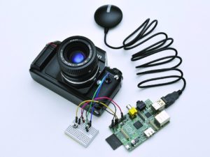 Abbildung 3: Mit allen Schikanen: die analoge Spiegelreflexkamera und der GPS-Empfänger mit dem RasPi fertig verdrahtet.