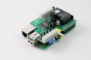 Abbildung 2: Das PiFace-Erweiterungsboard sitzt sicher auf dem GPIO-Header des Raspberry&nbsp;Pi.
