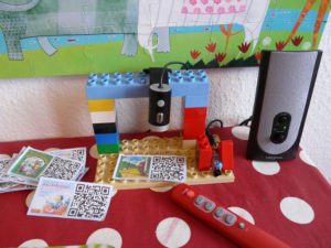 Abbildung 4: Eine Lego-Halterung sorgt dafür, dass das Einlesen der QR-Codes reibungslos klappt.