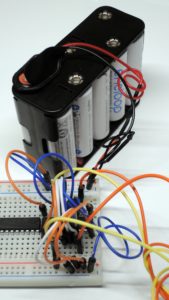 Abbildung 6: Eine Batterie-Box mit zehn 1,2-Volt-AA-Akkus sorgt für den Vortrieb der Konstruktion.