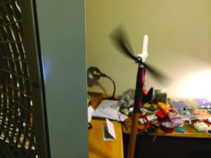 Abbildung 4: Die recht kompakte 15W-Windturbine, für den Test auf einen Schaufelstiel montiert.