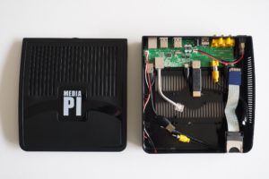 Abbildung 1: Die speziell auf den RasPi ausgelegte Verkabelung führt zu einer Platine, die auch den aktiven USB-Hub verwaltet.