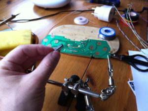 Abbildung 1: Der IC, der die Signale des Gamepads verarbeitet, wird nicht mehr gebraucht.