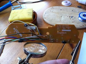 Abbildung 2: Die auf das PCB des Gamepads aufgelöteten Kabel führen zum Experimentierboard.