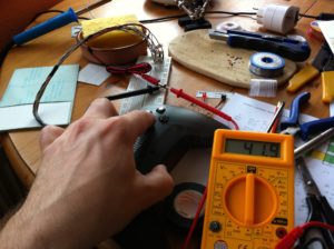 Abbildung 3: Mit einem Multimeter lässt sich der Zusammenhang von Taste und Pin herstellen.