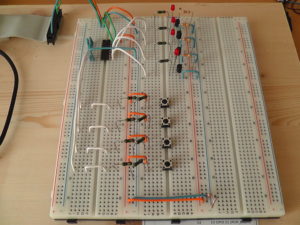 Abbildung 1: Der Testaufbau mit einem PCF8574-Mikrocontroller und vier LEDs mit jeweils einem eigenen Taster.