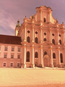Abbildung 2: Wegen des fehlenden IR-Sperrfilters wirkt die NoIR-Aufnahme extrem rotlastig.