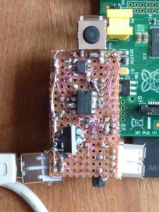 Abbildung 3: Erweiterungsplatine von oben – mit Taster, IC2, IC3 und IC1 (von links nach rechts).