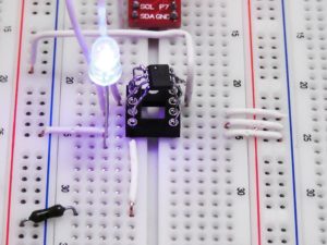Abbildung 2: Dieser einfache Testaufbau genügt, um mit dem Temperatursensor zu arbeiten.