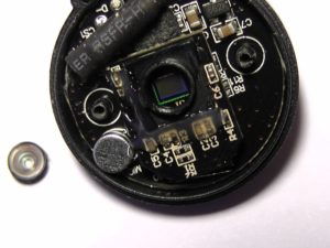 Abbildung 4: Die Optik ist schon entfernt. Der Videochip lässt sich gut zu erkennen, das Schimmern des IR-Filters jedoch nicht, da vermutlich die verwendete Fotokamera ebenfalls einen Filter eingebaut hat.
