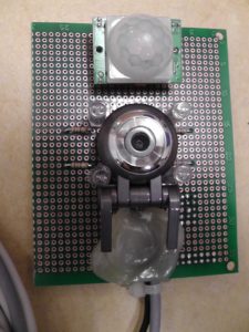 Abbildung 7: Eine Lochrasterplatine dient als Grundlage für Kamera, PIR-Modul und IR-LEDs.