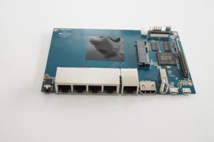 Abbildung 1: Auf der Vorderseite des Banana Pi R1 residiert rechts der A20-Chip.