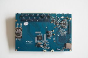 Abbildung 2: Auf der Rückseite des Boards liegen links der WLAN- und mittig der Switch-Chip.