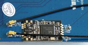 Abbildung 3: Das Anschließen der Kabel für die WLAN-Antennen erfordert etwas Geschick und vor allem eine ruhige Hand.