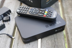 Abbildung 1: Die OpenELEC&nbsp;Box basiert auf dem WeTek&nbsp;Play. OpenELEC installiert auf der Box seine Mediacenter-Distribution und tauscht die Fernbedienung gegen eine auf Kodi abgestimmte Variante aus.