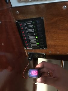 Abbildung 4: Vorbereitungen: Am gewünschten Aufstellort des Fernsehers galt es, mit einer 3er-Steckdose für 12-Volt-Anschlüsse die notwendige Energieversorgung herzustellen.