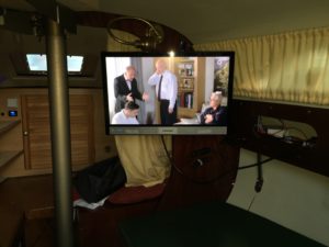 Abbildung 5: Voilà: Der montierte Fernseher, den der RasPi mit multimedialen Inhalten versorgt. Der Mini-Rechner befindet sich (hier unsichtbar) auf der Rückseite des Monitors.