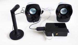Abbildung 2: USB-Mikrofon zum Aufstellen auf dem Schreibtisch und Mini-Lautsprecher.