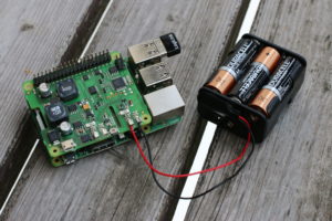 Abbildung 2: Der zweite Netzeingang dient als Alternative zum herkömmlichen USB-Netzanschluss. In der Praxis zieht die Pi&nbsp;USV+ immer aus derjenigen Quelle Strom, die eine höhere Spannung bietet – normalerweise also aus dem Batteriepack.