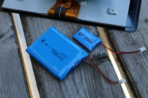 Abbildung 2: Der 300-mAh-Akku findet auch im kleinsten Gehäuse einen Platz, hält den RasPi jedoch nur für etwa 15&nbsp;Minuten am Leben. Der große Akku bietet die zehnfache Kapazität und dementsprechend längere Laufzeiten.