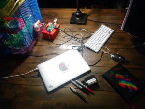 Abbildung 3: Der fliegende Aufbau des Cricetidometers im Überblick. Der Videorekorderkopf hängt, wie auch der Hallsensor, am Käfig. Der Raspberry&nbsp;Pi übernimmt das Auswerten der Daten.
