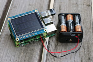 Abbildung 3: Die Pi&nbsp;USV+ schleift den GPIO-Port nach oben durch und kommuniziert über den I»2«C-Bus mit dem Raspberry&nbsp;Pi, sodass zusätzliche Erweiterungen wie der 4DPi-24-HAT-Touchscreen ohne Komplikationen funktionieren.