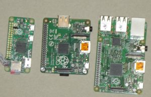 Abbildung 1: Der Raspberry Pi Zero (links) im Größenvergleich zum Modell A+ (Mitte) und dem RasPi 2 (rechts).