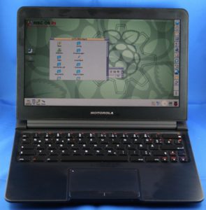 Abbildung 1: Der Laptop trägt einen Raspberry&nbsp;Pi im Herzen, auf dem RISC&nbsp;OS läuft.