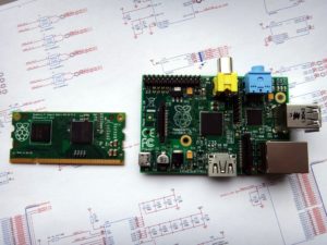 Abbildung 1: Das Compute Module (links) fällt deutlich kleiner aus als der erste Raspberry Pi (rechts).