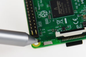 Abbildung 3: Die Keramikantenne für das Wi-Fi des RasPi 3 wartet im Test mit einer akzeptablen Empfangsleistung auf.