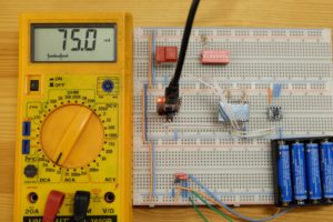 Abbildung 3: Stromverbrauch im normalen Betriebsmodus: Das Multimeter zeigt eine Stromstärke im Milliampere-Bereich.