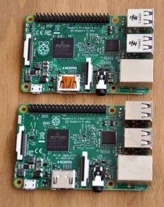 Abbildung 4: Gleichen sich äußerlich wie eineiige Zwillinge: der RasPi 2 (oben) und der brandneue Raspberry Pi 3 (unten).