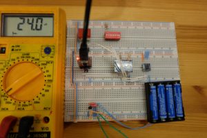 Abbildung 4: Stromverbrauch im Energiesparmodus: Das Multimeter zeigt eine Stromstärke im Mikroampere-Bereich.