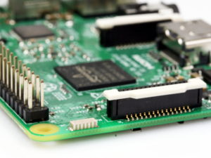 Abbildung 1: Das Antennenmodul des Raspberry&nbsp;Pi&nbsp;3 liegt zwischen GPIO und Display-Schnittstelle.