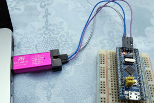 Abbildung 1: Anschluss des STM32F103C8T6-Moduls an den Programmieradapter.