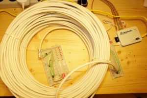 Abbildung 5: Der Versuchsaufbau, wieder mit 100&nbsp;Meter Kabel, aber diesmal mit Bus-Extender.