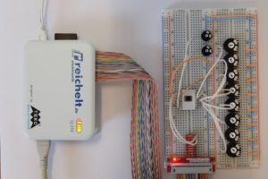 Abbildung 2: Der Testaufbau auf dem Breadboard ermöglicht einen einfachen ersten Test des Bausteins.