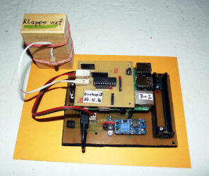 Abbildung 1: Prototyp: Der Versuchsaufbau mit angeschlossenem Raspberry Pi und dem Mikrocontroller.