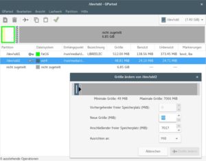 Abbildung 2: Mit GParted lässt sich die Datenpartition eines Raspberry-Pi-Systems von Hand auf die komplette Speicherkarte ausdehnen.
