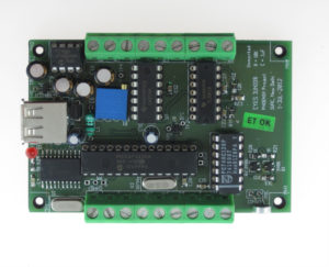Abbildung 1: Im Gehäuse des ExpEYES&nbsp;Junior stecken unter anderem ein PIC-Mikrocontroller, eine Spannungsquelle und ein 12-Bit-ADC.