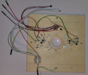 Abbildung 2: Im Nistkastenkopf bringen Sie einen Teil der benötigten Elektronik unter.