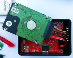 Abbildung 8: Vorbereitungen zum Einbau einer zusätzlichen 2,5-Zoll-Notebook-Festplatte.